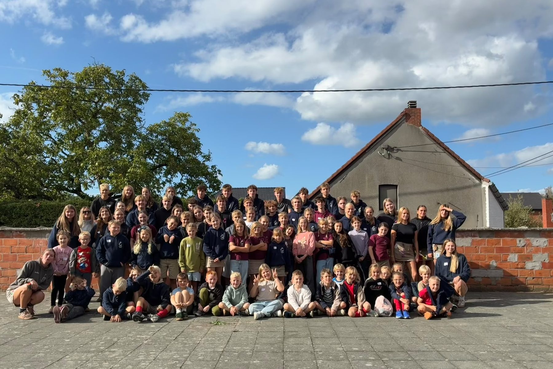 Leden en leiding van Chiro De Keten samen op één groepsfoto.
